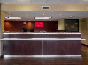 a waiting area of a hotel lobby with a counter at Red Roof Inn Edison in Edison