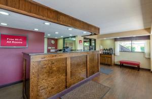 eine Lobby mit einer Bar mit einem Schild, das kostenloses WLAN in allen Zimmern liest in der Unterkunft Red Roof Inn Kalamazoo East – Expo Center in Kalamazoo