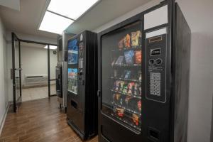 Deux distributeurs automatiques sont installés dans un couloir. dans l'établissement Red Roof Inn Raleigh North-Crabtree Mall-PNC Arena, à Raleigh