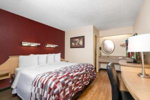 um quarto de hotel com uma cama e uma secretária em Red Roof Inn Philadelphia - Oxford Valley em Langhorne