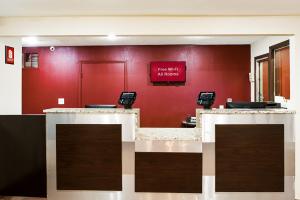 インディアナポリスにあるRed Roof Inn Indianapolis Eastの赤い壁のロビーと待合室