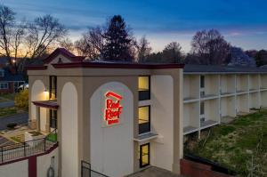 un exterior de hotel con un cartel de motel de techo rojo en Red Roof Inn Warrenton, en Warrenton