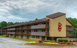 ein Gebäude mit einem roten Schild an der Seite in der Unterkunft Red Roof Inn Chapel Hill - UNC in Chapel Hill