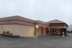 un parking vide devant un bâtiment dans l'établissement Red Roof Inn Ashtabula - Austinburg, à Ashtabula