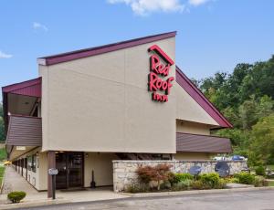 a red rock inn sign on the side of a building at Red Roof Inn Charleston West - Hurricane, WV in Teays Valley Estates