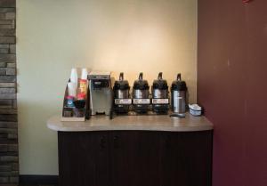 un mostrador con cafetera y botellas en Red Roof Inn Cincinnati Northeast - Blue Ash, en Blue Ash