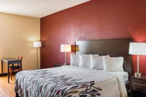 Postel nebo postele na pokoji v ubytování Red Roof Inn Dumas