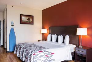 Postel nebo postele na pokoji v ubytování Red Roof Inn Dumas