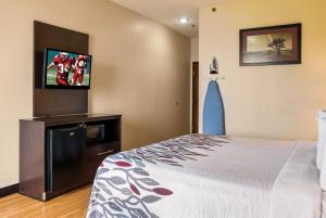 Postel nebo postele na pokoji v ubytování Red Roof Inn Dumas