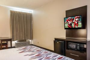 TV a/nebo společenská místnost v ubytování Red Roof Inn Dumas