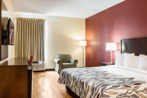 Postel nebo postele na pokoji v ubytování Red Roof Inn Dumas
