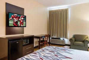 TV a/nebo společenská místnost v ubytování Red Roof Inn Dumas