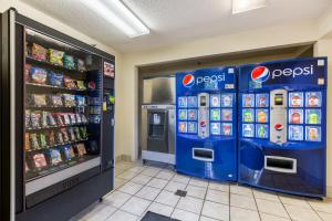 dos máquinas expendedoras en una tienda con comida y bebida en Red Roof Inn Minneapolis Plymouth, en Plymouth