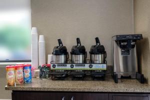 eine Kaffeemaschine auf der Theke in einem Hotelzimmer in der Unterkunft Red Roof Inn Danville, PA in Danville