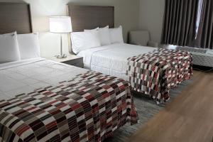Llit o llits en una habitació de Red Roof Inn & Suites Vicksburg