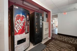 una máquina expendedora de refrescos de cocacola en una habitación en Red Roof Inn Springfield, MO, en Springfield