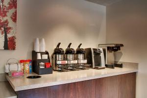 セントルイスにあるRed Roof Inn St Louis - Westport - Maryland Heightsのカウンター(コーヒーステーション、ボトル付) +18枚の写真