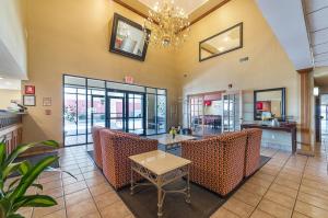 ein Wohnzimmer mit Stühlen und einem Tisch in der Unterkunft Red Roof Inn St Louis - Troy, IL in Troy