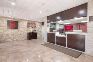 eine leere Lobby mit einer Kasse und einem Tresen in der Unterkunft Red Roof Inn Roanoke Rapids in Roanoke Rapids