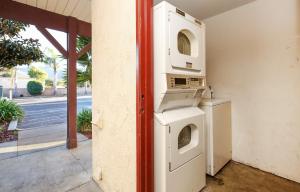 een wasmachine en droger naast een muur met een magnetron bij Red Roof Inn Lompoc in Lompoc