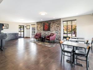 Гостиная зона в Red Roof Inn Dandridge
