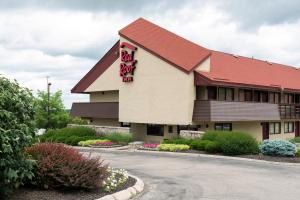 a building with a sign on the side of it at Red Roof Inn Dayton South - Miamisburg in Miamisburg