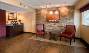 Posezení v ubytování Red Roof Inn PLUS+ Chicago - Naperville