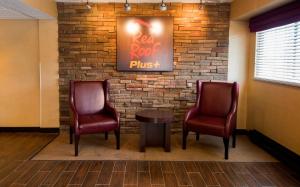 Posezení v ubytování Red Roof Inn PLUS+ Chicago - Naperville