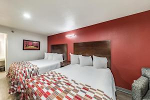 Postel nebo postele na pokoji v ubytování Red Roof Inn Dallas - Mesquite Fair Park NE
