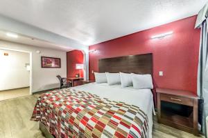 Postel nebo postele na pokoji v ubytování Red Roof Inn Dallas - Mesquite Fair Park NE