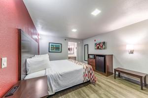 Postel nebo postele na pokoji v ubytování Red Roof Inn Dallas - Mesquite Fair Park NE + 24 fotografií