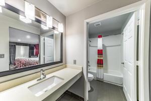Koupelna v ubytování Red Roof Inn Dallas - Mesquite Fair Park NE