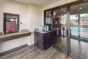Kuchyň nebo kuchyňský kout v ubytování Red Roof Inn Dallas - Mesquite Fair Park NE