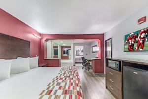 Kuchyň nebo kuchyňský kout v ubytování Red Roof Inn Dallas - Mesquite Fair Park NE