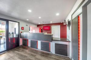 Kuchyň nebo kuchyňský kout v ubytování Red Roof Inn Dallas - Mesquite Fair Park NE