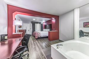 Postel nebo postele na pokoji v ubytování Red Roof Inn Dallas - Mesquite Fair Park NE
