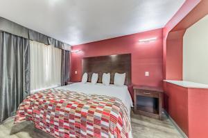 Postel nebo postele na pokoji v ubytování Red Roof Inn Dallas - Mesquite Fair Park NE