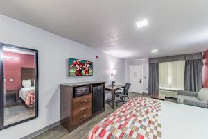 Postel nebo postele na pokoji v ubytování Red Roof Inn Dallas - Mesquite Fair Park NE