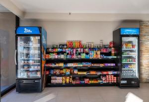 um corredor de loja com dois frigoríficos e comida e bebidas em Red Roof Inn Bordentown - McGuire AFB em Bordentown