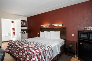 Postel nebo postele na pokoji v ubytování Red Roof Inn Mt Laurel