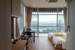 考科The private 2 @ khao kho的一间带床和大窗户的酒店房间