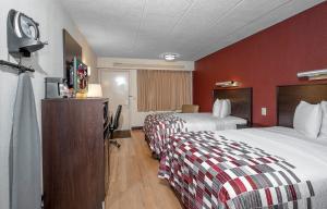 Postel nebo postele na pokoji v ubytování Red Roof Inn Mt Laurel