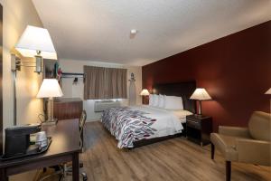 Postel nebo postele na pokoji v ubytování Red Roof Inn Greensburg + 26 fotografií