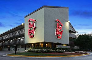 un edificio con un cartel que dice verdadera posada norte en Red Roof Inn Washington DC - Columbia/Fort Meade en Jessup