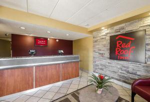 a bar in a restaurant with a red root sign at Red Roof Inn Columbus East- Reynoldsburg in Brice