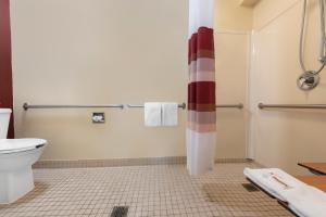 Bilik mandi di Red Roof Inn Lafayette - Purdue University +21 gambar