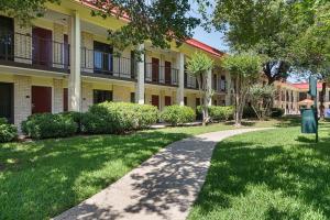 Zahrada ubytování Red Roof Inn PLUS+ Dallas - Addison