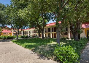 Zahrada ubytování Red Roof Inn PLUS+ Dallas - Addison