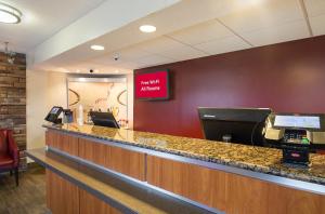 Ο χώρος του λόμπι ή της ρεσεψιόν στο Red Roof Inn Madison, WI