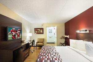 Ένα ή περισσότερα κρεβάτια σε δωμάτιο στο Red Roof Inn Madison, WI +29 φωτογραφίες